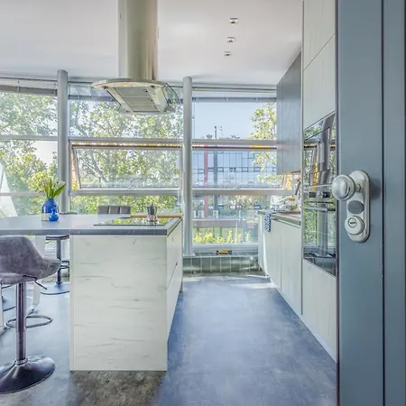 Апартаменты Comics & Cars - Themed Penthouse In Motor Valley