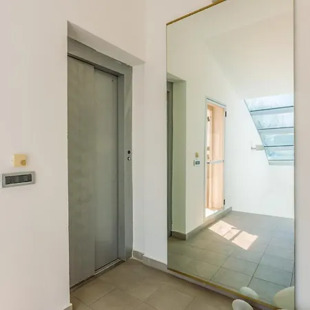 Апартаменты Comics & Cars - Themed Penthouse In Motor Valley