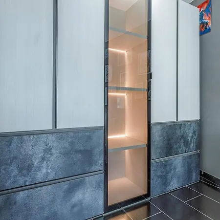 Comics & Cars - Themed Penthouse In Motor Valley Appartement