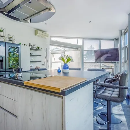 Comics & Cars - Themed Penthouse In Motor Valley Apartment *