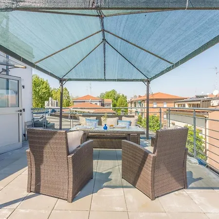 Comics & Cars - Themed Penthouse In Motor Valley Appartement