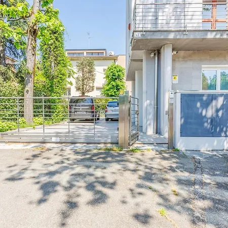 Comics & Cars - Themed Penthouse In Motor Valley *