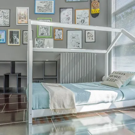 Comics & Cars - Themed Penthouse In Motor Valley