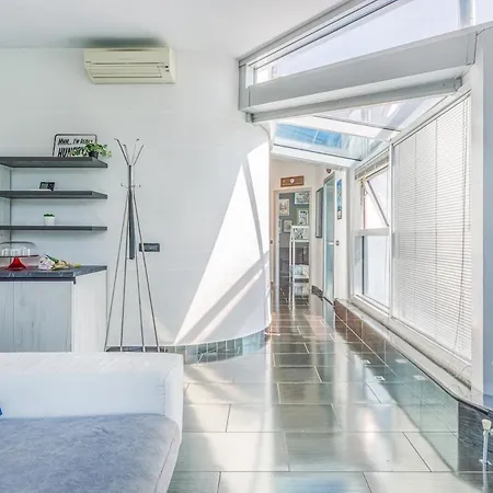 Comics & Cars - Themed Penthouse In Motor Valley Apartment