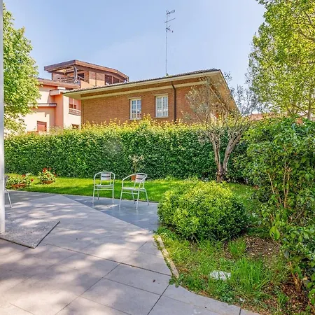 Comics & Cars - Themed Penthouse In Motor Valley *