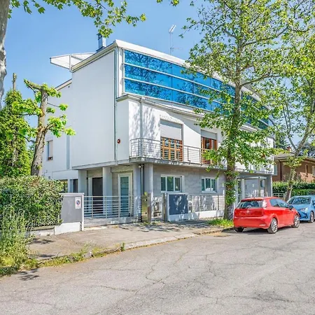 Comics & Cars - Themed Penthouse In Motor Valley *