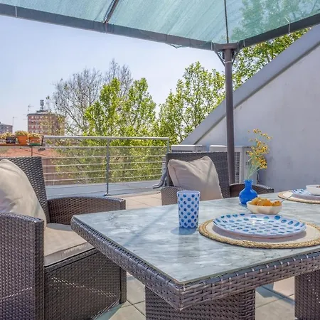 Comics & Cars - Themed Penthouse In Motor Valley Appartement