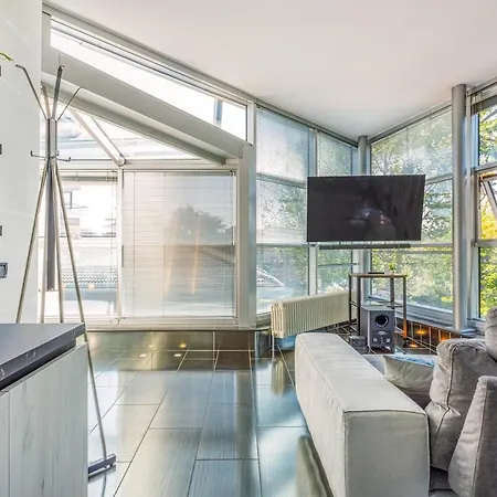 Comics & Cars - Themed Penthouse In Motor Valley Appartement