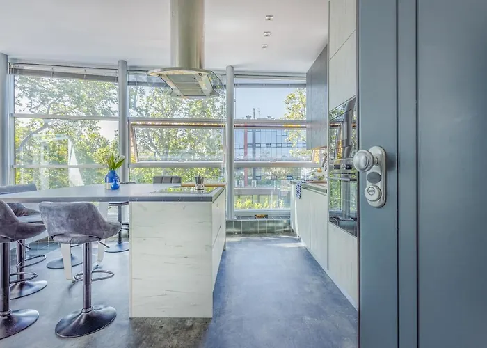 Διαμέρισμα Comics & Cars - Themed Penthouse In Motor Valley