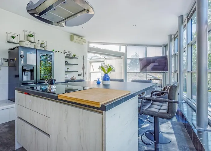 Comics & Cars - Themed Penthouse In Motor Valley Διαμέρισμα *