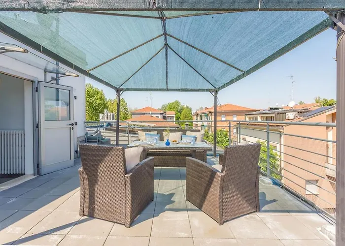 Comics & Cars - Themed Penthouse In Motor Valley Διαμέρισμα