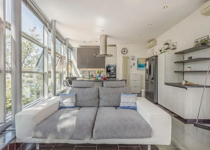 アパート Comics & Cars - Themed Penthouse In Motor Valley *