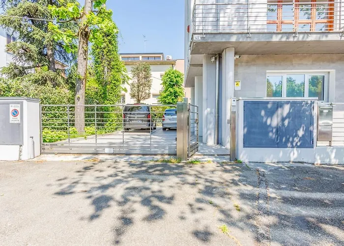 Comics & Cars - Themed Penthouse In Motor Valley *