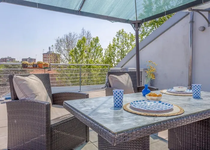 Comics & Cars - Themed Penthouse In Motor Valley Διαμέρισμα